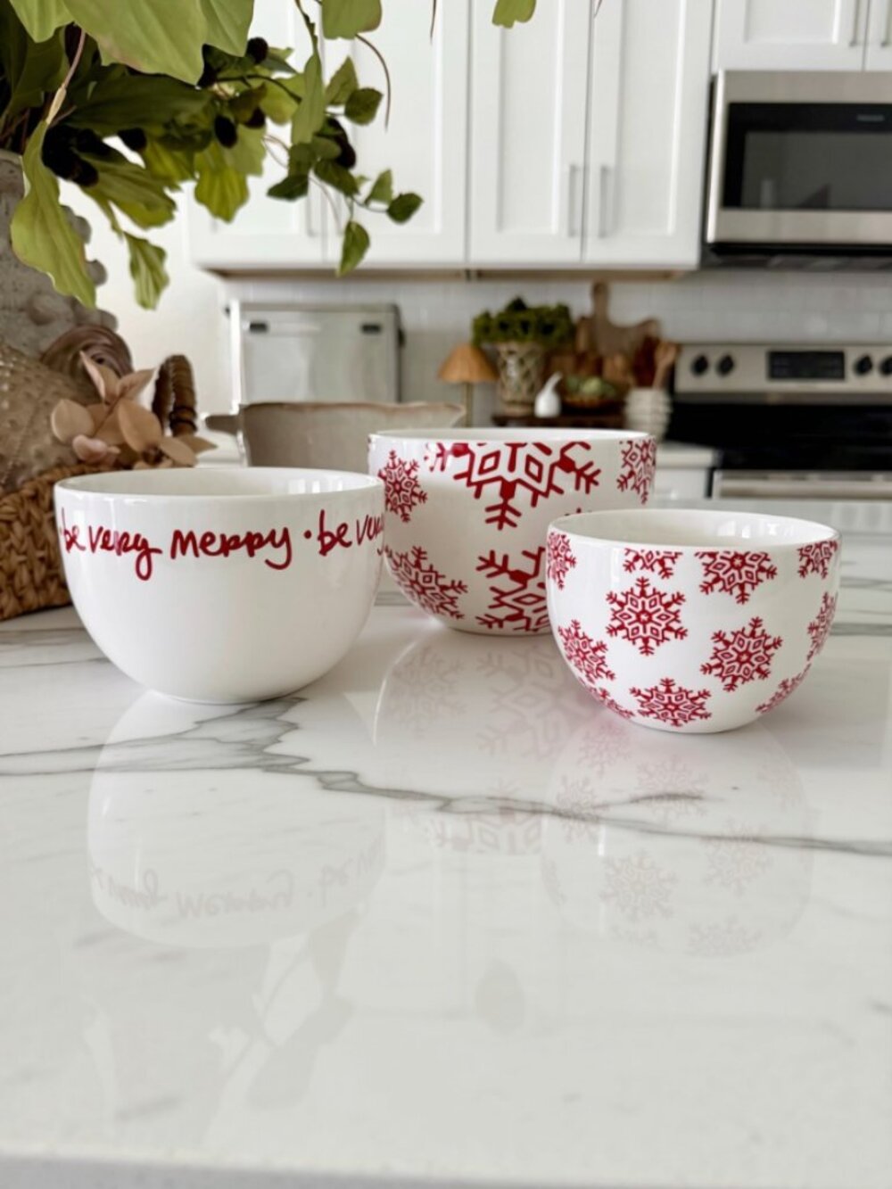 Crate & Barrel “Be Very Merry” Nesting Bowls – Set of 3